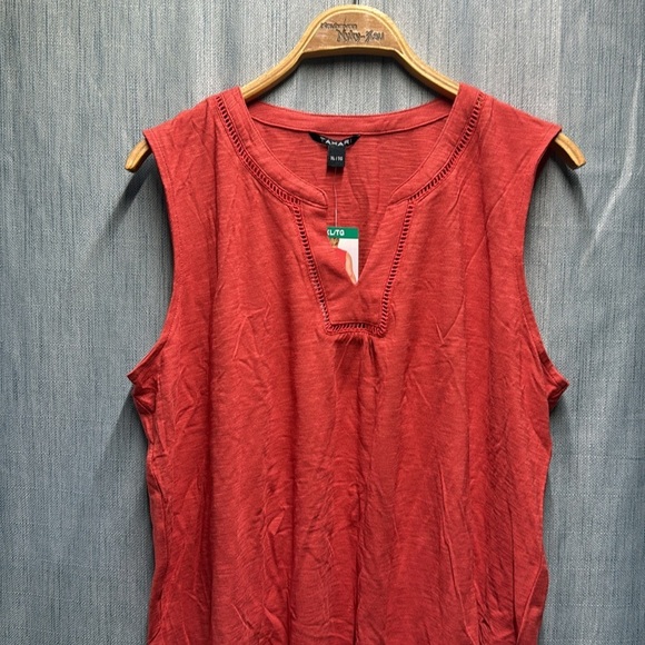 Tahari Red Sleeveless Top size large NWT - Picture 3 of 7